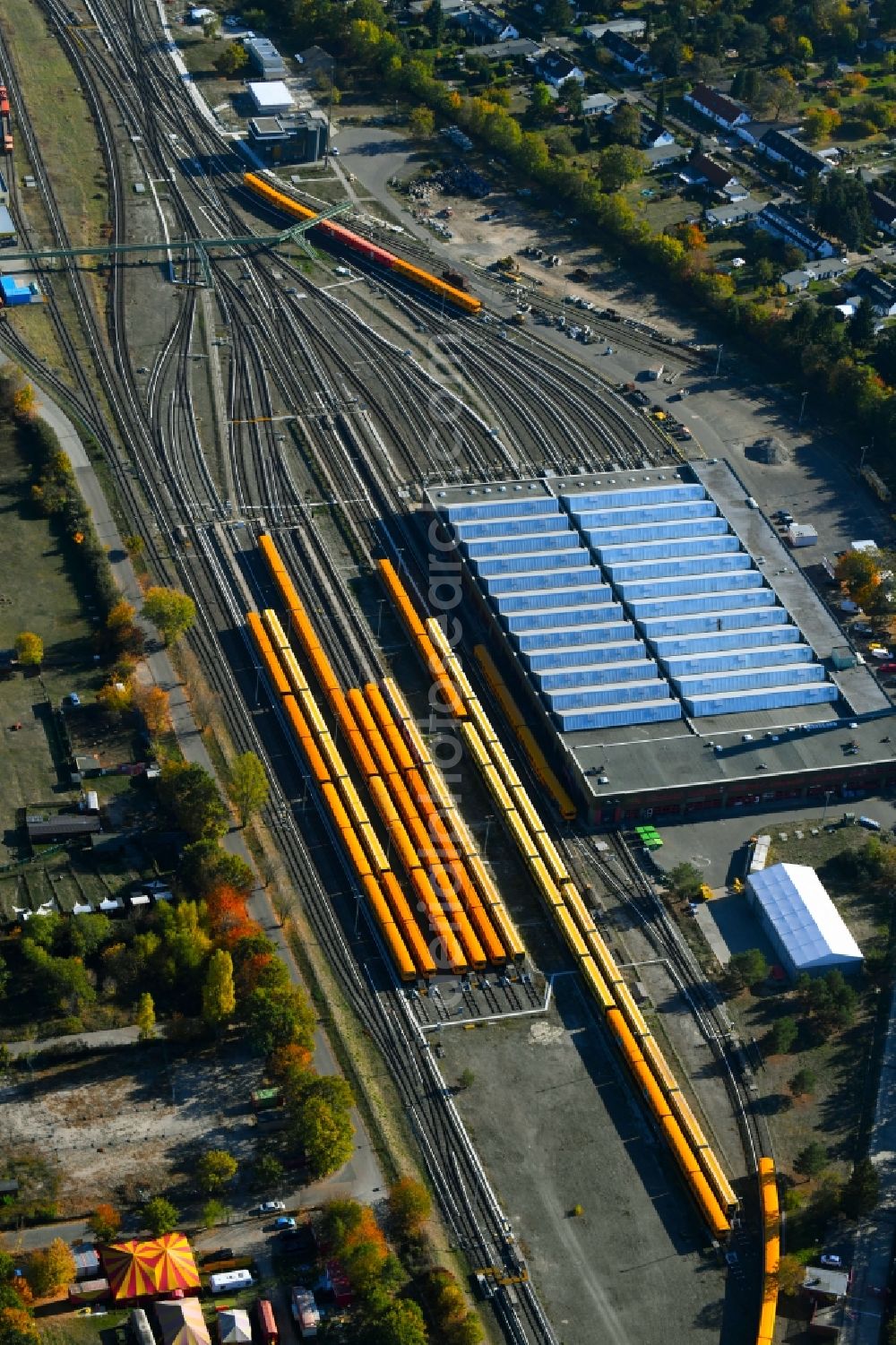 Aerial photograph Berlin - Railway depot and repair shop for maintenance and repair of trains of passenger transport of the series of U-Bahn - Betriebswerkstatt BVG on Schlosserweg in the district Neukoelln in Berlin, Germany