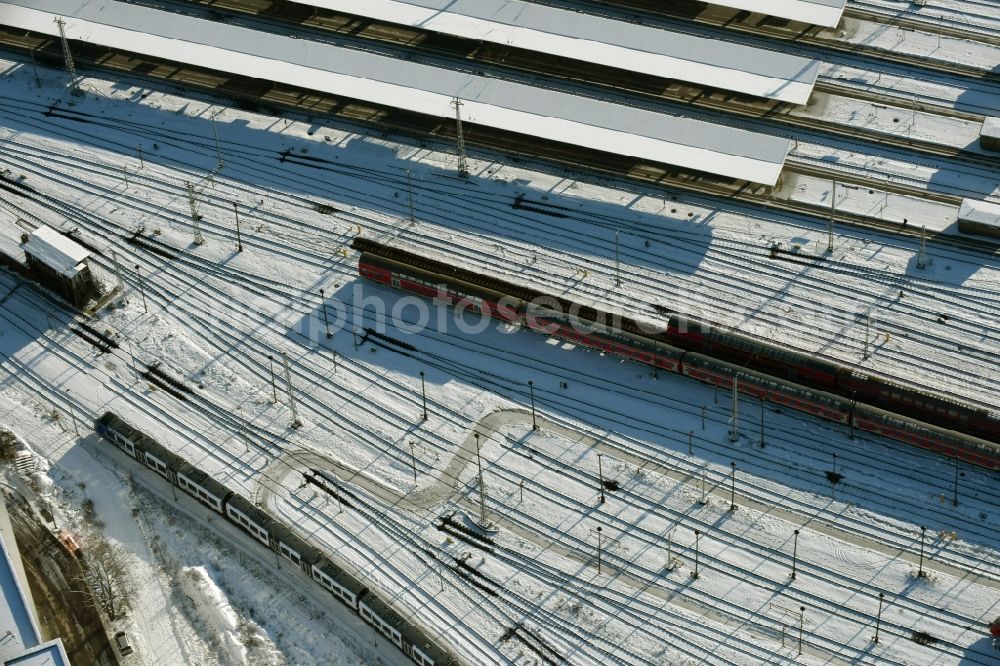 Aerial photograph Berlin - Wintry snowy terrain railway depot and repair shop for maintenance and repair of trains of passenger transport destrict Lichtenberg in Berlin in Germany