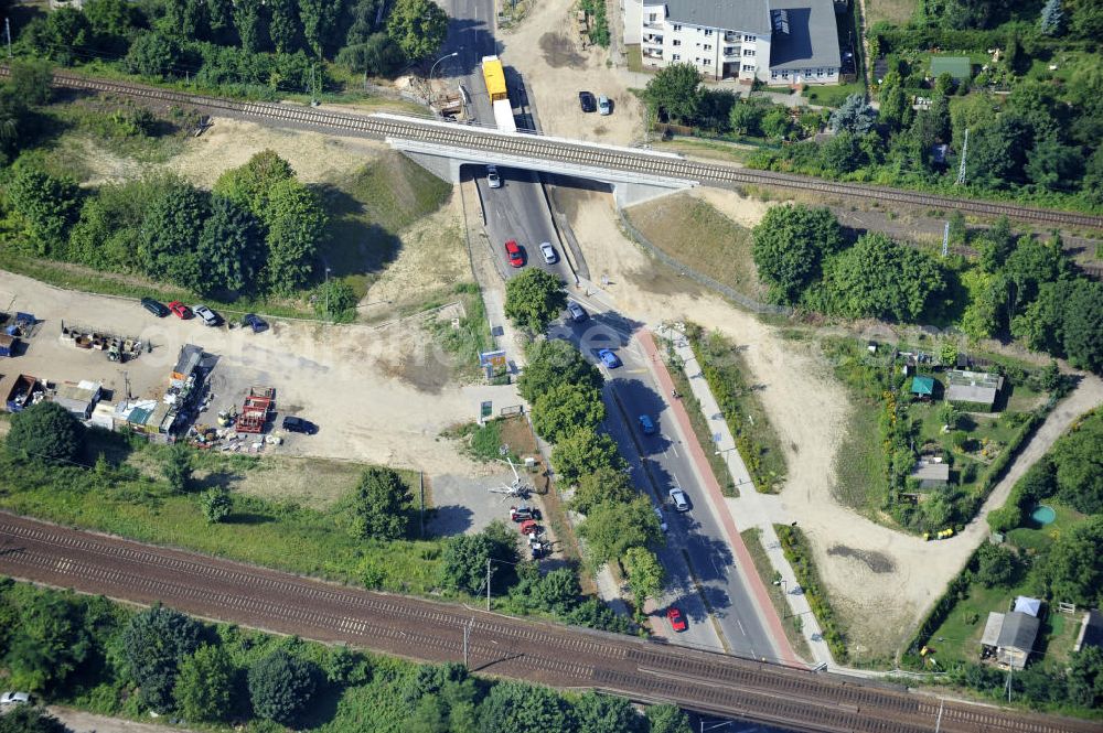 Aerial image Berlin - Blick auf die neu errichtete Bahnbrücke am Glienicker Weg / Glienicker Straße in Berlin - Adlershof. Ausführende Baufirma ist die EUROVIA Beton Gruppe. View of the newly built bridge at Glienicker Weg / Glienicker Strasse in Berlin - Adlershof. Construction company is the EUROVIA group.