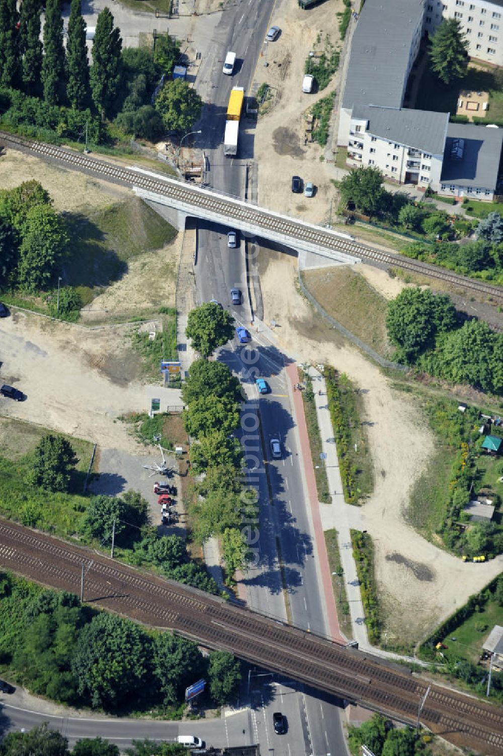 Aerial photograph Berlin - Blick auf die neu errichtete Bahnbrücke am Glienicker Weg / Glienicker Straße in Berlin - Adlershof. Ausführende Baufirma ist die EUROVIA Beton Gruppe. View of the newly built bridge at Glienicker Weg / Glienicker Strasse in Berlin - Adlershof. Construction company is the EUROVIA group.