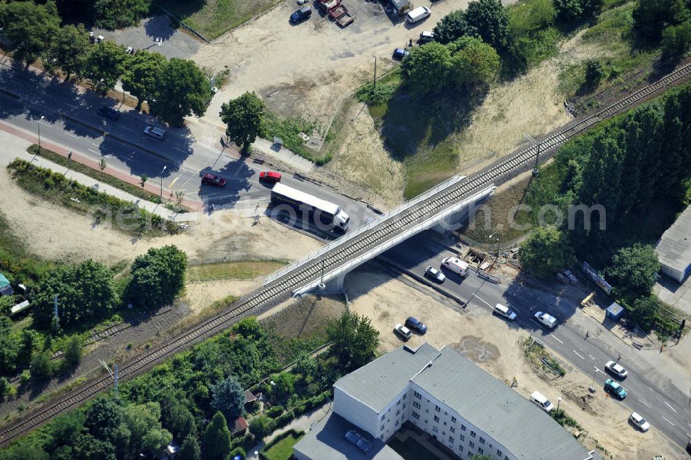 Aerial photograph Berlin - Blick auf die neu errichtete Bahnbrücke am Glienicker Weg / Glienicker Straße in Berlin - Adlershof. Ausführende Baufirma ist die EUROVIA Beton Gruppe. View of the newly built bridge at Glienicker Weg / Glienicker Strasse in Berlin - Adlershof. Construction company is the EUROVIA group.