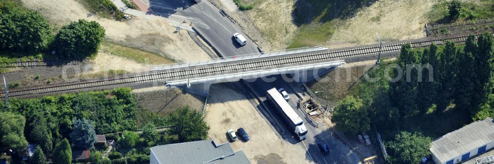 Berlin from the bird's eye view: Blick auf die neu errichtete Bahnbrücke am Glienicker Weg / Glienicker Straße in Berlin - Adlershof. Ausführende Baufirma ist die EUROVIA Beton Gruppe. View of the newly built bridge at Glienicker Weg / Glienicker Strasse in Berlin - Adlershof. Construction company is the EUROVIA group.