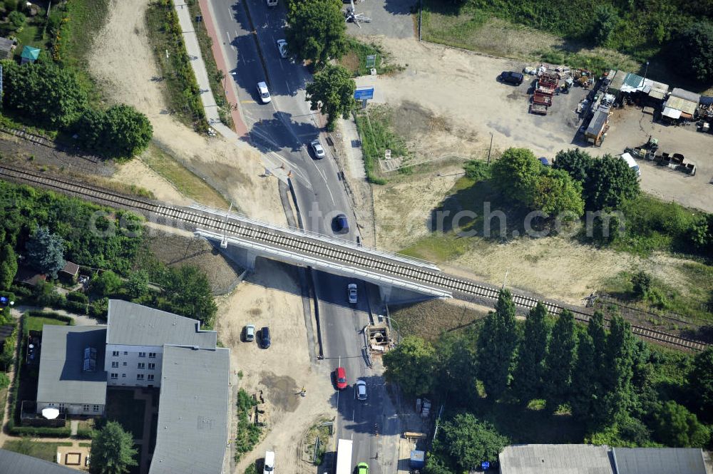 Aerial image Berlin - Blick auf die neu errichtete Bahnbrücke am Glienicker Weg / Glienicker Straße in Berlin - Adlershof. Ausführende Baufirma ist die EUROVIA Beton Gruppe. View of the newly built bridge at Glienicker Weg / Glienicker Strasse in Berlin - Adlershof. Construction company is the EUROVIA group.