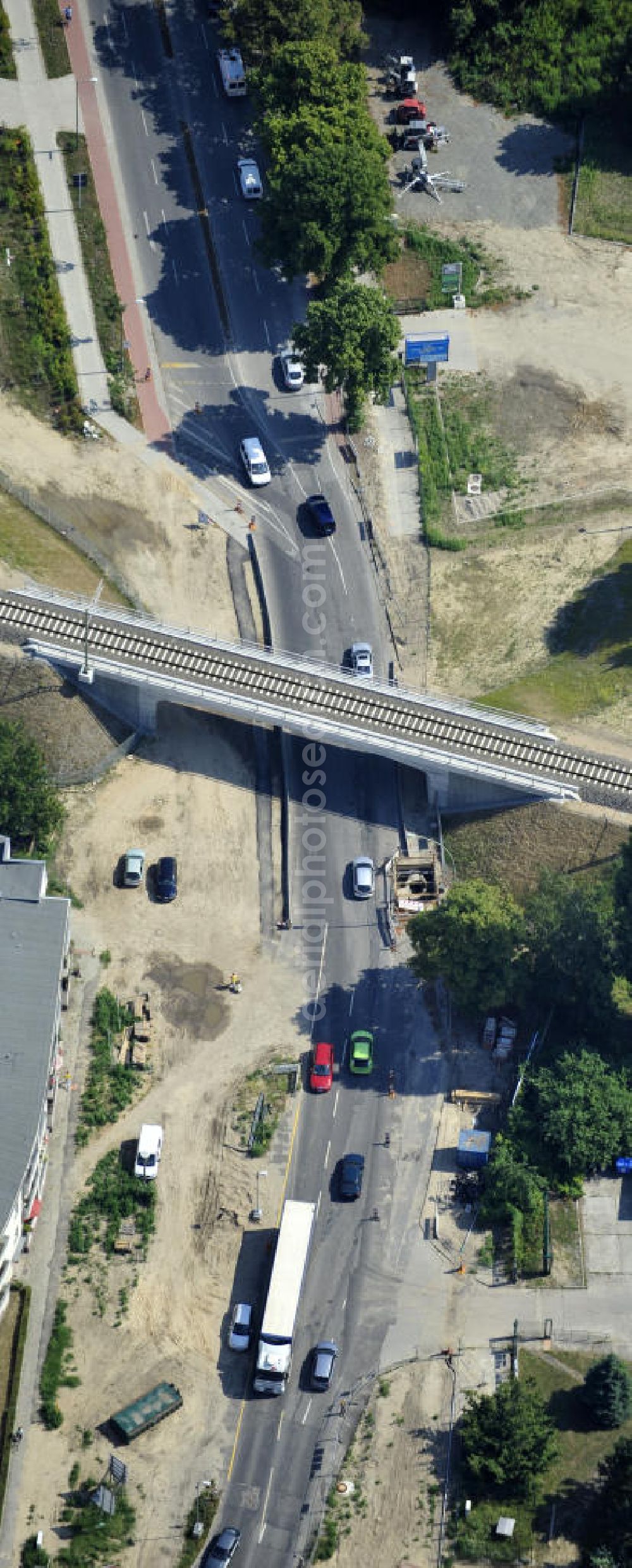 Aerial photograph Berlin - Blick auf die neu errichtete Bahnbrücke am Glienicker Weg / Glienicker Straße in Berlin - Adlershof. Ausführende Baufirma ist die EUROVIA Beton Gruppe. View of the newly built bridge at Glienicker Weg / Glienicker Strasse in Berlin - Adlershof. Construction company is the EUROVIA group.