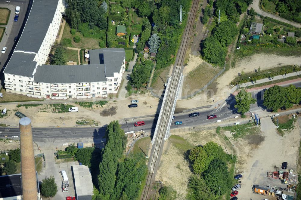 Berlin from the bird's eye view: Blick auf die neu errichtete Bahnbrücke am Glienicker Weg / Glienicker Straße in Berlin - Adlershof. Ausführende Baufirma ist die EUROVIA Beton Gruppe. View of the newly built bridge at Glienicker Weg / Glienicker Strasse in Berlin - Adlershof. Construction company is the EUROVIA group.