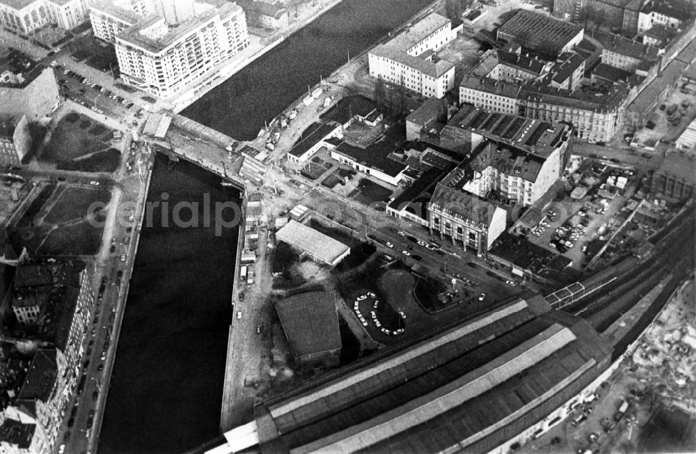 Berlin from the bird's eye view: The train station Berlin-Friedrichstrasse in Berlin was surrounded by a variety of construction sites in 1992. Good to see is the construction of part of the associations in the house Weidendammbrücke 1a and the first phase of residential, office and commercial district Friedrichstrasse, Georgenstrasse, Dorotheenstrasse