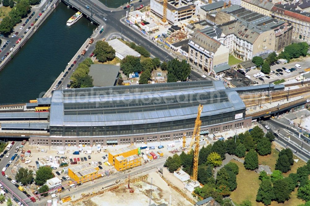 Aerial photograph Berlin - The train station Berlin-Friedrichstrasse in Berlin was surrounded by a variety of construction sites in 1999. Good to see is the construction of part of the associations in the house Weidendammbrücke 1a and the first phase of residential, office and commercial district Friedrichstrasse, Georgenstrasse, Dorotheenstrasse