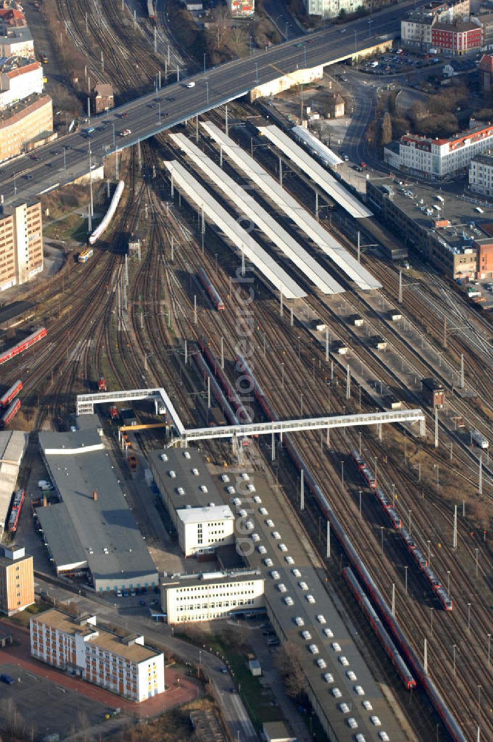 Berlin from the bird's eye view: Blick auf den Bahnhof Lichtenberg und die Lichtenberger Brücke in Berlin. Der Bahnhof Lichtenberg befindet sich im gleichnamigen Bezirk und war in der DDR der wichtigste Fernbahnhof Berlins. Heute ist er in erster Linie ein wichtiger Bahnhof für den Regionalverkehr sowie S- und U-Bahnverkehr im Ostteil der Hauptstadt.