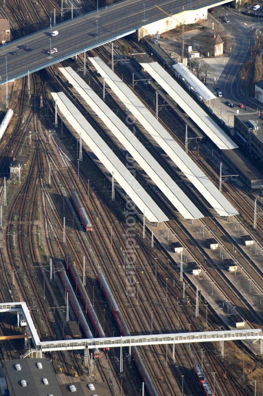 Aerial image Berlin - Blick auf den Bahnhof Lichtenberg und die Lichtenberger Brücke in Berlin. Der Bahnhof Lichtenberg befindet sich im gleichnamigen Bezirk und war in der DDR der wichtigste Fernbahnhof Berlins. Heute ist er in erster Linie ein wichtiger Bahnhof für den Regionalverkehr sowie S- und U-Bahnverkehr im Ostteil der Hauptstadt.