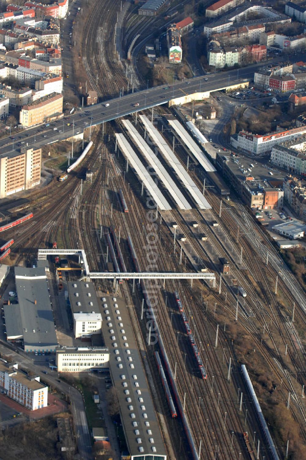 Aerial photograph Berlin - Blick auf den Bahnhof Lichtenberg und die Lichtenberger Brücke in Berlin. Der Bahnhof Lichtenberg befindet sich im gleichnamigen Bezirk und war in der DDR der wichtigste Fernbahnhof Berlins. Heute ist er in erster Linie ein wichtiger Bahnhof für den Regionalverkehr sowie S- und U-Bahnverkehr im Ostteil der Hauptstadt.