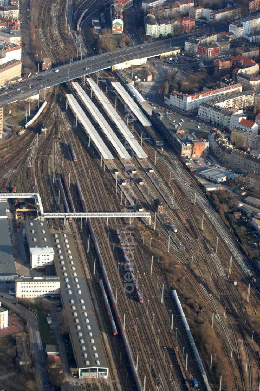 Berlin from above - Blick auf den Bahnhof Lichtenberg und die Lichtenberger Brücke in Berlin. Der Bahnhof Lichtenberg befindet sich im gleichnamigen Bezirk und war in der DDR der wichtigste Fernbahnhof Berlins. Heute ist er in erster Linie ein wichtiger Bahnhof für den Regionalverkehr sowie S- und U-Bahnverkehr im Ostteil der Hauptstadt.