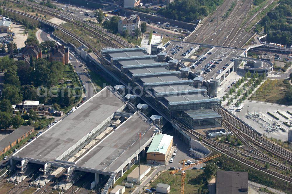 Berlin from above - Blick auf den Bahnhof Südkreuz. Er wird von Fern-, Regional- und S-Bahn-Zügen angefahren und liegt auf dem Berliner S-Bahn-Ring im Bezirk Tempelhof-Schöneberg. Ursprünglich hieß der Bahnhof Papestraße, 2006 wurde er in Südkreuz umbenannt.