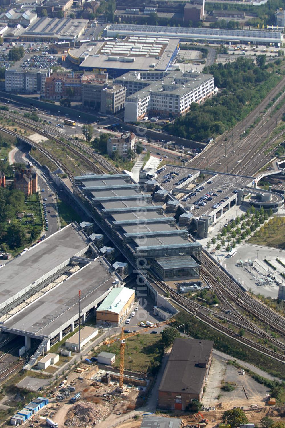 Berlin from the bird's eye view: Blick auf den Bahnhof Südkreuz. Er wird von Fern-, Regional- und S-Bahn-Zügen angefahren und liegt auf dem Berliner S-Bahn-Ring im Bezirk Tempelhof-Schöneberg. Ursprünglich hieß der Bahnhof Papestraße, 2006 wurde er in Südkreuz umbenannt.