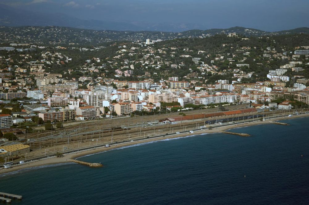 Aerial photograph Cannes - Blick auf den Bahnhof von Cannes La Bocca in Frankreich. Der Bahnhof von La Bocca liegt direkt am Boulevard De Midi, einer Strandpromenade. Im Hintergrund befinden sich Hotels, sowie die Alpen. Kontakt Touristinfo: Office du Tourisme, BP 272, 06403 Cannes Cedex, Tel. +33(0)492 99842 2, Fax +33(0)492 99842 3, Email: tourisme@semec.com