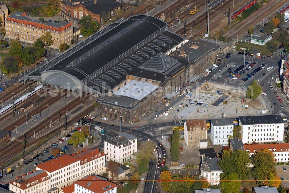 Dresden from above - Blick auf den Bahnhof Neustadt, der westlich der beiden Stadtteile Innere Neustadt und Äußere Neustadt liegt. Direkt vor dem Bahnhof liegt der Schlesische Platz, der an die ursprüngliche Bezeichnung des Bahnhofs als Schlesischer Bahnhof erinnert. Etwa 400 Meter östlich befindet sich der Albertplatz.