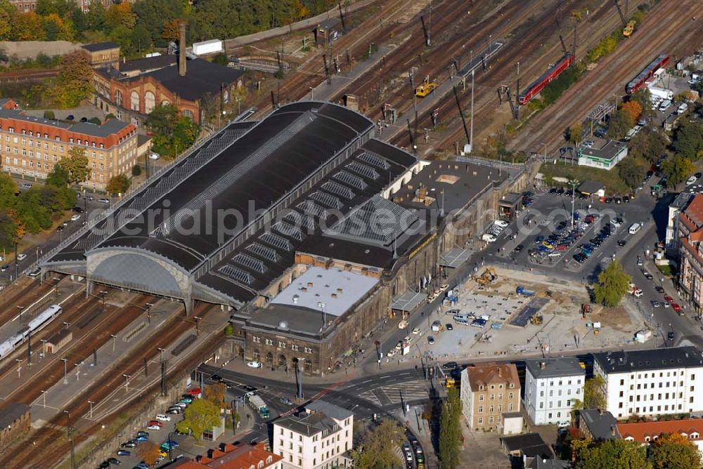 Dresden from the bird's eye view: Blick auf den Bahnhof Neustadt, der westlich der beiden Stadtteile Innere Neustadt und Äußere Neustadt liegt. Direkt vor dem Bahnhof liegt der Schlesische Platz, der an die ursprüngliche Bezeichnung des Bahnhofs als Schlesischer Bahnhof erinnert. Etwa 400 Meter östlich befindet sich der Albertplatz.