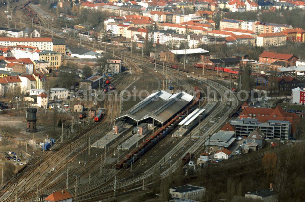 Aerial photograph Frankfurt (Oder) - Blick auf den Bahnhof Frankfurt (Oder). Im Rahmen des Verkehrsverbundes Berlin-Brandenburg fahren Regionalzüge nach Berlin, Cottbus und Magdeburg. Der Bahnhof ist außerdem Haltepunkt des Berlin-Warszawa-Express. View of the railway station Frankfurt (Oder). As part of the transport network Berlin-Brandenburg regional trains travel to Berlin, Cottbus and Magdeburg. The station is also a stopping point of the Berlin-Warszawa-Express.