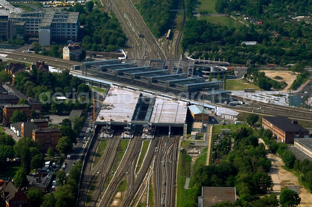 Aerial photograph Berlin - Track progress and building of the railway station Suedkreuz in the Tempelhof-Schoeneberg district in Berlin in Germany