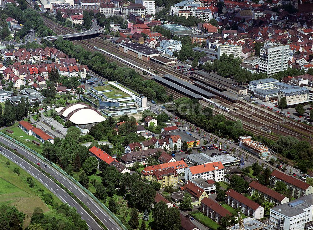 Aerial image Göppingen - Der Durchgangsbahnhof mit ICE mit der Jahnstraße, der Jebenhäuser Straße und im Vordergrund der Bundesstraße B10. The through station with a train of the kind ICE. There are also the streets Jahnstrasse, Jebenhaeuser Strasse and in the foreground the Bundesstrasse B10.