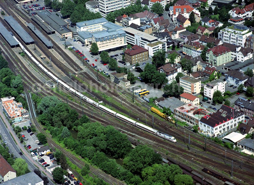 Aerial photograph Göppingen - Der Durchgangsbahnhof mit ausfahrendem ICE mit der Jahnstraße. The through station with an outbounding train of the kind ICE. There is also the street Jahnstrasse.