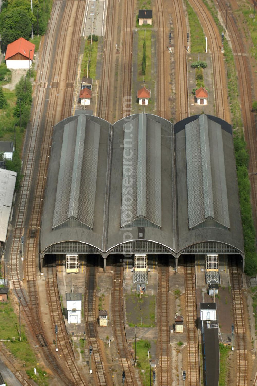 Görlitz from the bird's eye view: Blick auf den Bahnhof von Görlitz. Der Bahnhof Görlitz ist Grenzbahnhof nach Polen, von hier aus besteht mehrmals täglich eine Zugverbindung über Legnica (Liegnitz) nach Breslau. Der Bahnhof wurde im Zweiten Weltkrieg nicht beschädigt. Die Oberleitung der Schlesischen Gebirgsbahn aus dem Jahr 1923 wurde 1946 demontiert und als Reparation in die Sowjetunion transportiert. 1984 wurde die Hallendecke komplett restauriert. Die im Jugendstil erbaute Eingangshalle steht seitdem unter Denkmalschutz.