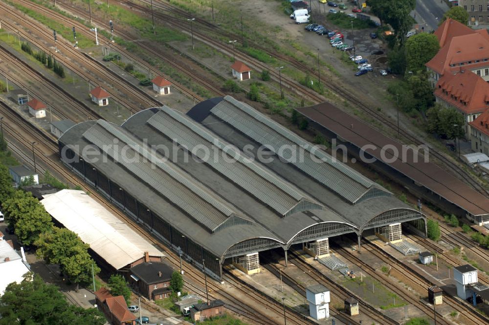 Aerial image Görlitz - Blick auf den Bahnhof von Görlitz. Der Bahnhof Görlitz ist Grenzbahnhof nach Polen, von hier aus besteht mehrmals täglich eine Zugverbindung über Legnica (Liegnitz) nach Breslau. Der Bahnhof wurde im Zweiten Weltkrieg nicht beschädigt. Die Oberleitung der Schlesischen Gebirgsbahn aus dem Jahr 1923 wurde 1946 demontiert und als Reparation in die Sowjetunion transportiert. 1984 wurde die Hallendecke komplett restauriert. Die im Jugendstil erbaute Eingangshalle steht seitdem unter Denkmalschutz.