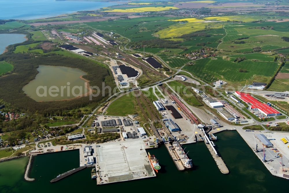 Sassnitz from the bird's eye view: Trainstation and port facilities on the shores of the harbor of of Faehrhafen Mukran in the district Hagen in Sassnitz in the state Mecklenburg - Western Pomerania, Germany