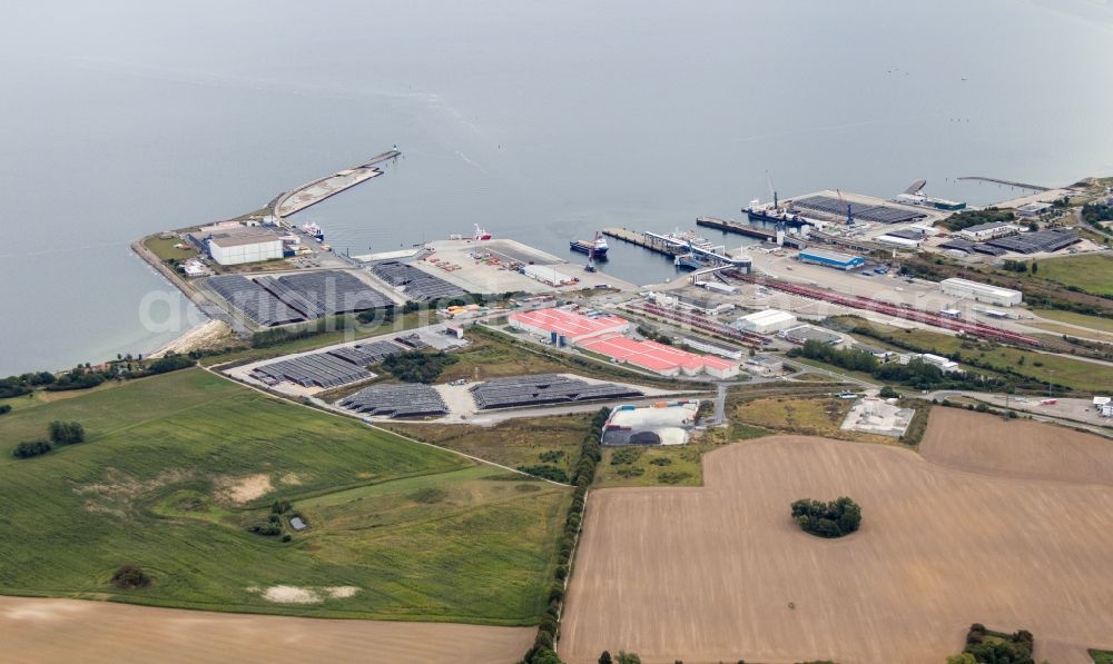 Sassnitz from the bird's eye view: Trainstation and port facilities on the shores of the harbor of of Faehrhafen Mukran in the district Hagen in Sassnitz in the state Mecklenburg - Western Pomerania, Germany