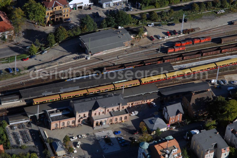 Königs Wusterhausen from the bird's eye view: Blick auf den Bahnhof von Königs Wusterhausen in Brandenburg. Der Bahnhof hat eine über 120 - jährige Geschichte, in der sich der Bahnhof in seiner Gestalt verändert hat. Die Bahnlinien führen Passagiere nach Görlitz, Cottbus, Frankfurt / Oder und in die Innenstadt von Berlin. Mit der Nähe zum bedeutsamen Binnenhafen von Königs Wusterhausen hat sich der Bahnhof auch zu einem Umschlagplatz von Gütern entwickelt. Anschrift: Bahnhof Königs Wusterhausen, Bahnhofsvorplatz 5, 15711 Königs Wusterhausen; Stadtverwaltung Königs Wusterhausen: Stadt Königs Wusterhausen, Postfach 1151, 15701 Königs Wusterhausen, Tel. +49(0)3375 273 0, Fax +49(0)3375 273 133, Email: kw.stadtverwaltung@stadt-kw.brandenburg.de; Touristeninformation: Tourismusverband Dahme - Seen e.V., Bahnhofsvorplatz 5, 15711 Königs Wusterhausen, Tel. +49(0)3375 2520 19