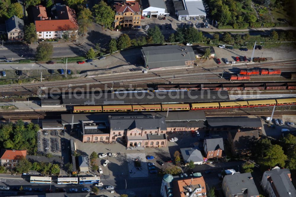 Aerial image Königs Wusterhausen - Blick auf den Bahnhof von Königs Wusterhausen in Brandenburg. Der Bahnhof hat eine über 120 - jährige Geschichte, in der sich der Bahnhof in seiner Gestalt verändert hat. Die Bahnlinien führen Passagiere nach Görlitz, Cottbus, Frankfurt / Oder und in die Innenstadt von Berlin. Mit der Nähe zum bedeutsamen Binnenhafen von Königs Wusterhausen hat sich der Bahnhof auch zu einem Umschlagplatz von Gütern entwickelt. Anschrift: Bahnhof Königs Wusterhausen, Bahnhofsvorplatz 5, 15711 Königs Wusterhausen; Stadtverwaltung Königs Wusterhausen: Stadt Königs Wusterhausen, Postfach 1151, 15701 Königs Wusterhausen, Tel. +49(0)3375 273 0, Fax +49(0)3375 273 133, Email: kw.stadtverwaltung@stadt-kw.brandenburg.de; Touristeninformation: Tourismusverband Dahme - Seen e.V., Bahnhofsvorplatz 5, 15711 Königs Wusterhausen, Tel. +49(0)3375 2520 19