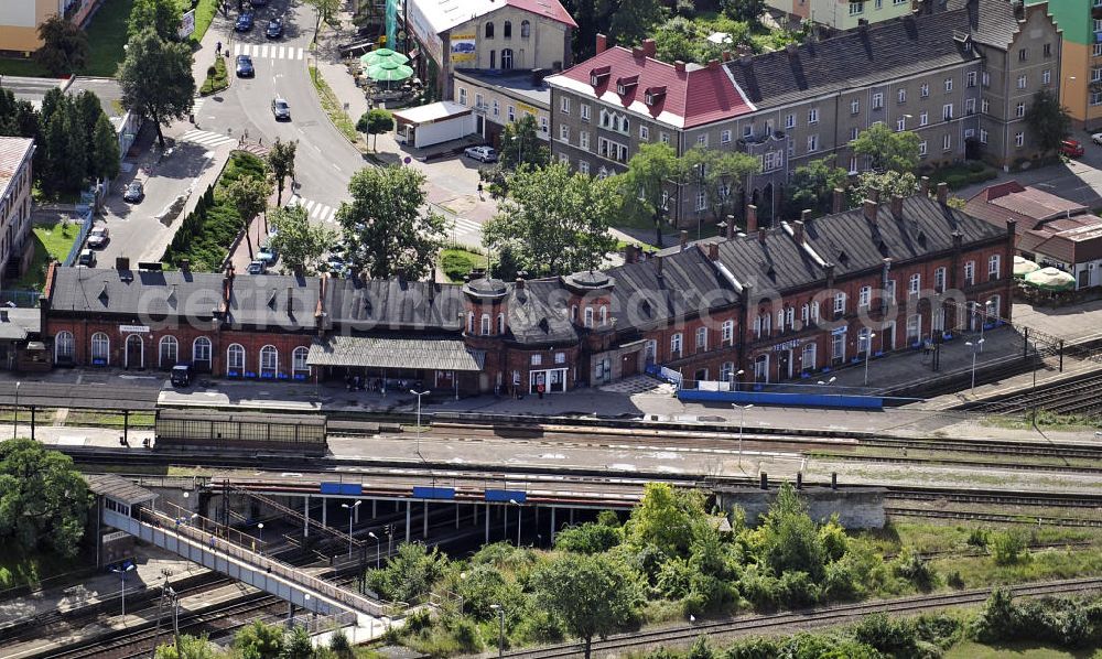 Kostrzyn / Küstrin from above - Blick auf den Bahnhof von Kostrzyn. Der Bahnhof entstand mit der Bahnstrecke Breslau–Stettin 1876 und hieß zunächst Cüstriner Vorstadt, seit 1904 Cüstrin-Neustadt Hauptbahnhof. Von hier bestehen u.a. Direktverbindungen nach Stettin und Berlin. View of the station Kostrzyn. The station was built with the rail route Szczecin - Wroclaw in 1876 and was first called Cuestrin suburb, since 1904 Cuestrin-Neustadt Central Station. From here there are i.a. direct connections to Szczecin and Berlin.