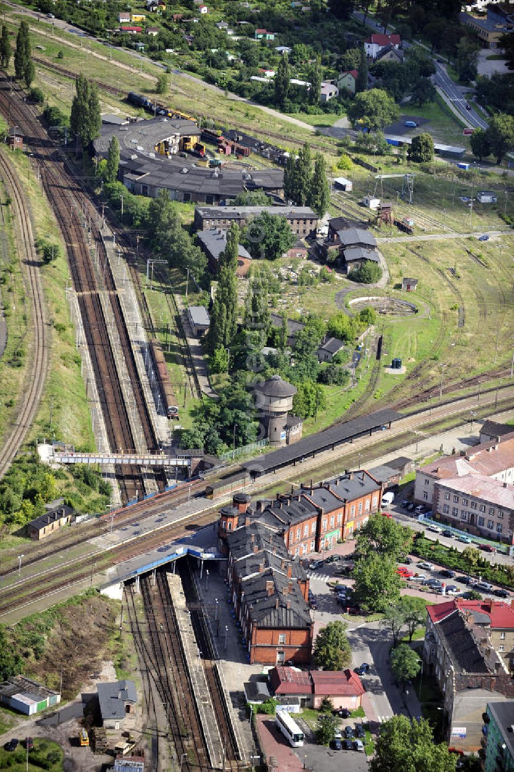 Kostrzyn / Küstrin from above - Blick auf den Bahnhof von Kostrzyn mit Drehscheibe zum Rangieren der Lokomotiven. Der Bahnhof entstand mit der Bahnstrecke Breslau–Stettin 1876 und hieß zunächst Cüstriner Vorstadt, seit 1904 Cüstrin-Neustadt Hauptbahnhof. Von hier bestehen u.a. Direktverbindungen nach Stettin und Berlin. View of the station Kostrzyn with turntable for shunting locomotives.. The station was built with the rail route Szczecin - Wroclaw in 1876 and was first called Cuestrin suburb, since 1904 Cuestrin-Neustadt Central Station. From here there are i.a. direct connections to Szczecin and Berlin.