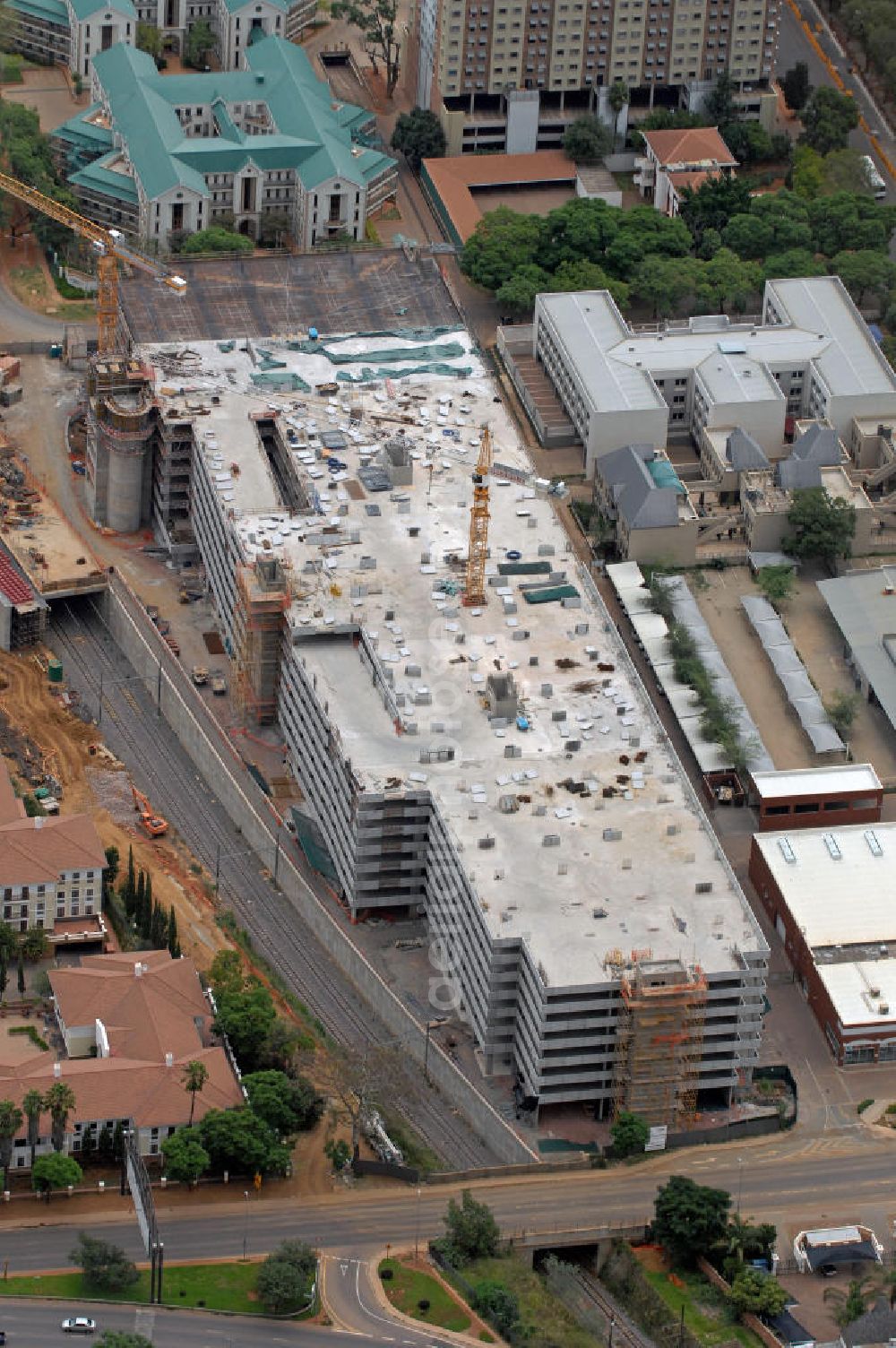 Aerial photograph Pretoria - Neubau des Bahnhofs Pretoria-Hatfield des Eisenbahnsystems Gautrain. Der Gautrain soll Johannesburg mit dem internationalen Flughafen Johannesburg und Pretoria verbinden. Construction of the station Pretoria-Hatfield of the Gautrain rail system.