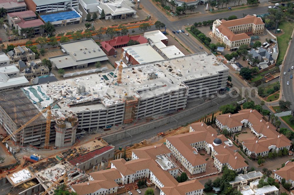 Pretoria from above - Neubau des Bahnhofs Pretoria-Hatfield des Eisenbahnsystems Gautrain. Der Gautrain soll Johannesburg mit dem internationalen Flughafen Johannesburg und Pretoria verbinden. Construction of the station Pretoria-Hatfield of the Gautrain rail system.