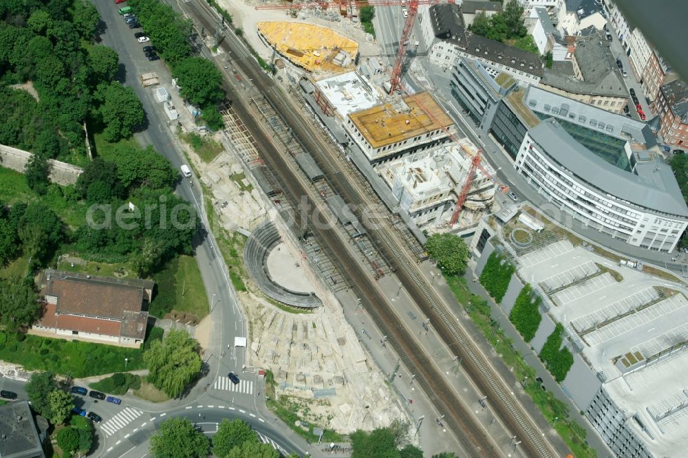 Mainz from above - Track progress and building of the railway station Roemisches Theater in downtown Mainz in the state of Rhineland-Palatinate. The station is the second largest of the state capital