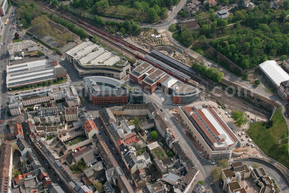 Aerial photograph Mainz - The station Roemisches Theater with views over the CineStar and the Roman Theatre Mogontiacum at the citadel in Mainz in the state of Rhineland-Palatinate