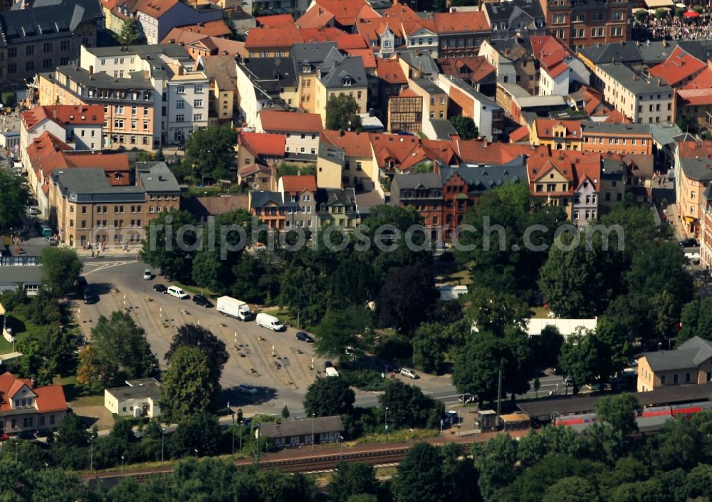 Rudolstadt from the bird's eye view: The train station of Rudolstadt in Thuringia is located on the Saaledamm. In the park in front of the station of the four poets memorial stone of Goethe, Schiller, Wieland and Herder is dedicated. In the square of the victims of fascism is the central bus station in the city