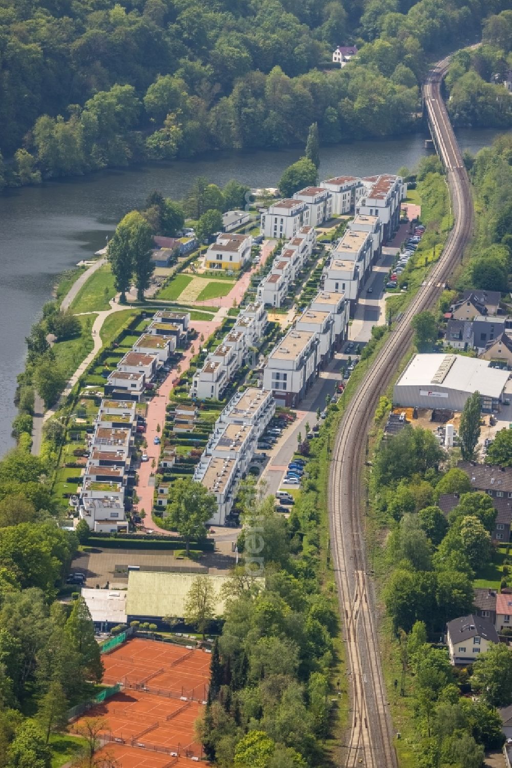 Aerial photograph Kettwig - Track progress and building of the main station of the railway on Ruhrtalstrasse in Kettwig at Ruhrgebiet in the state North Rhine-Westphalia, Germany