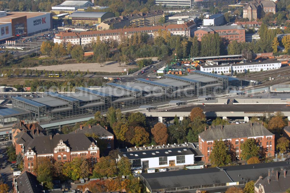 Berlin from above - Blick auf den Bahnhof Südkreuz. Der Bahnhof Berlin Südkreuz ist ein Fern-, Regional- und S-Bahnhof und liegt im Berliner Bezirk Tempelhof-Schöneberg. 1898 wurde er als Bahnhof Berlin Papestraße eröffnet. Mit dem vollständigen Neubau wurde Ende der 1990er Jahre begonnen, allerdings wurde dieser erst am 28. Mai 2006 endgültig in Betrieb genommen und dabei in Bahnhof Berlin Südkreuz umbenannt. Kontakt: Deutsche Bahn AG, Gabriele Schlott, Sprecherin Personenbahnhöfe, Köthener Str. 2, 10963 Berlin, Tel. 030 297-68140, Fax 030 297-68148, E-Mail: gabriele.schlott@bahn.de,