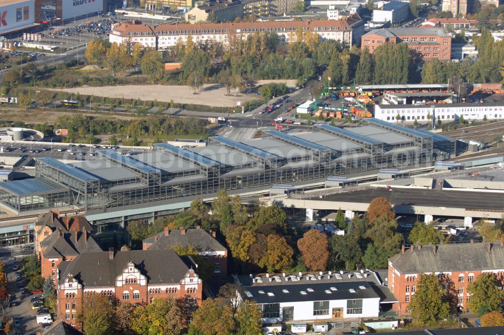 Berlin from the bird's eye view: Blick auf den Bahnhof Südkreuz. Der Bahnhof Berlin Südkreuz ist ein Fern-, Regional- und S-Bahnhof und liegt im Berliner Bezirk Tempelhof-Schöneberg. 1898 wurde er als Bahnhof Berlin Papestraße eröffnet. Mit dem vollständigen Neubau wurde Ende der 1990er Jahre begonnen, allerdings wurde dieser erst am 28. Mai 2006 endgültig in Betrieb genommen und dabei in Bahnhof Berlin Südkreuz umbenannt. Kontakt: Deutsche Bahn AG, Gabriele Schlott, Sprecherin Personenbahnhöfe, Köthener Str. 2, 10963 Berlin, Tel. 030 297-68140, Fax 030 297-68148, E-Mail: gabriele.schlott@bahn.de,