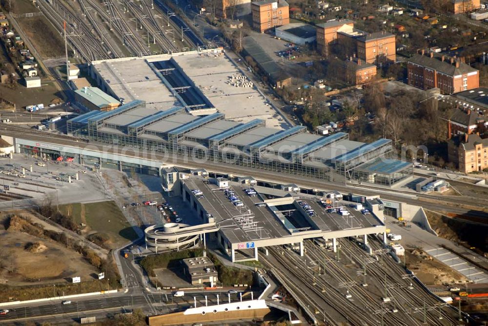 Aerial photograph Berlin - Der Bahnhof Berlin Südkreuz ist ein Fern-, Regional- und S-Bahnhof im Berliner Bezirk Tempelhof-Schöneberg. Der Bahnhof wurde 1889 als „Bahnhof Berlin Papestraße“ eröffnet. Ende der 1990er Jahre wurde begonnen, die Station vollständig neu zu errichten. Der Neubau wurde am 27. Mai 2006 endgültig in Betrieb genommen und dabei in „Bahnhof Berlin Südkreuz“ umbenannt.