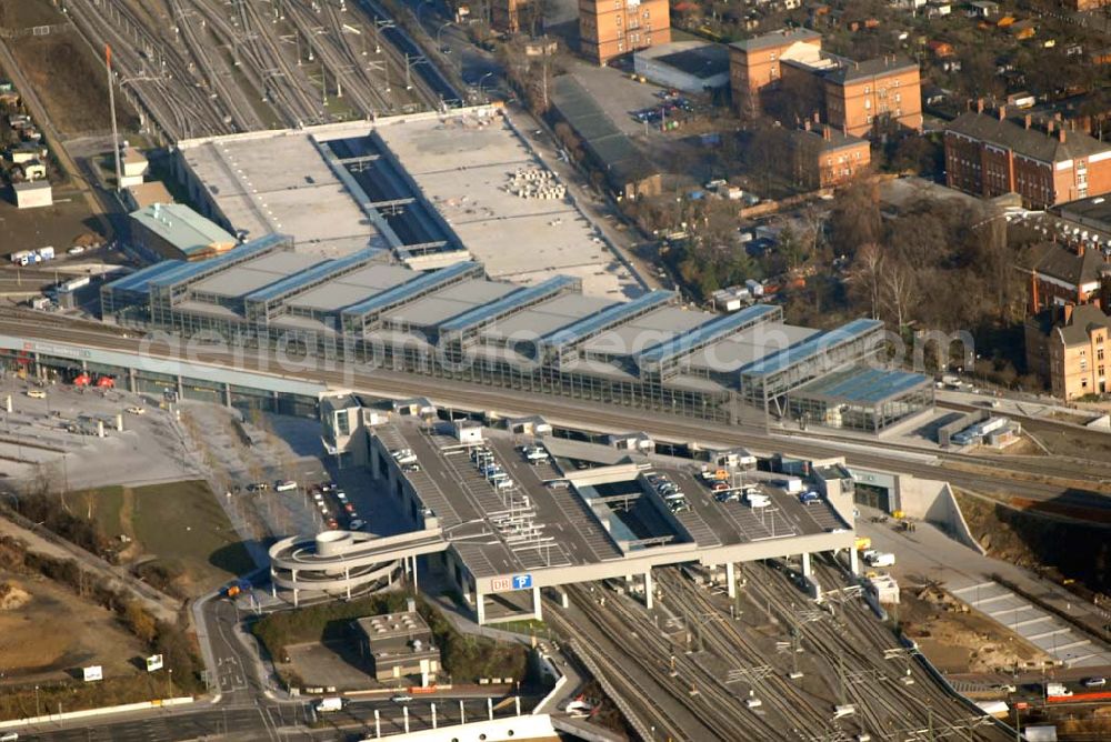 Berlin from above - Der Bahnhof Berlin Südkreuz ist ein Fern-, Regional- und S-Bahnhof im Berliner Bezirk Tempelhof-Schöneberg. Der Bahnhof wurde 1889 als „Bahnhof Berlin Papestraße“ eröffnet. Ende der 1990er Jahre wurde begonnen, die Station vollständig neu zu errichten. Der Neubau wurde am 27. Mai 2006 endgültig in Betrieb genommen und dabei in „Bahnhof Berlin Südkreuz“ umbenannt.