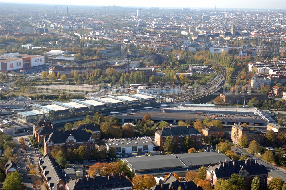 Berlin from the bird's eye view: Blick auf den Bahnhof Südkreuz. Der Bahnhof Berlin Südkreuz ist ein Fern-, Regional- und S-Bahnhof und liegt im Berliner Bezirk Tempelhof-Schöneberg. 1898 wurde er als Bahnhof Berlin Papestraße eröffnet. Mit dem vollständigen Neubau wurde Ende der 1990er Jahre begonnen, allerdings wurde dieser erst am 28. Mai 2006 endgültig in Betrieb genommen und dabei in Bahnhof Berlin Südkreuz umbenannt. Kontakt: Deutsche Bahn AG, Gabriele Schlott, Sprecherin Personenbahnhöfe, Köthener Str. 2, 10963 Berlin, Tel. 030 297-68140, Fax 030 297-68148, E-Mail: gabriele.schlott@bahn.de,