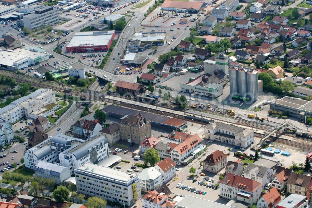 Sinsheim from above - Blick auf den Bahnhof von Sinsheim und seine Umgebung mit einem Getreidesilo und Einkaufsmöglichkeiten.