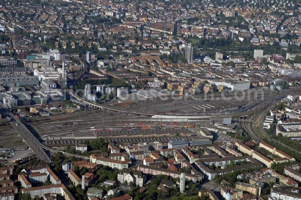 Aerial photograph Zürich - Zu sehen sind die Schienen, die zum Hauptbahnhof führen. Der Bahnhof Zürich Hardbrücke ist einer der 13 SBB-Stationen auf dem Gebiet der Stadt Zürich. Es handelt sich um eine einfache Haltestelle mit vier Gleisen, die ihren Namen von der über ihr gelegenen Hardbrücke (links im Bild) hat.