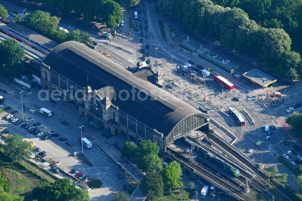 Aerial photograph Hamburg - Station building and railway tracks of the station Hamburg Dammtor station in Hamburg, Germany