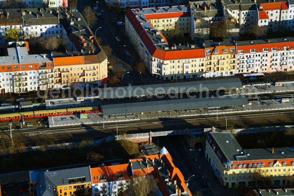 Aerial photograph Berlin - Station building and track systems of the S-Bahn station Baumschulenweg in the district Baumschulenweg in Berlin, Germany