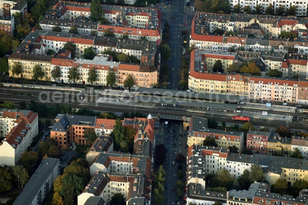 Aerial photograph Berlin - Station building and track systems of the S-Bahn station Baumschulenweg destrict Treptow in Berlin