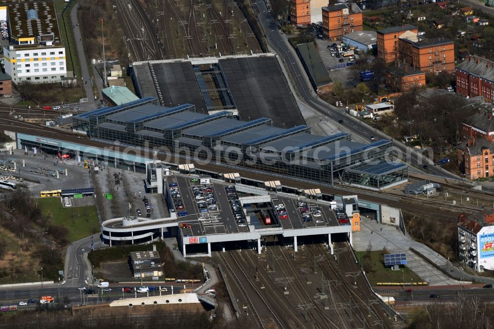 Aerial image Berlin - Station building and track systems of the S-Bahn station Berlin Suedkreuz in the district Schoeneberg in Berlin