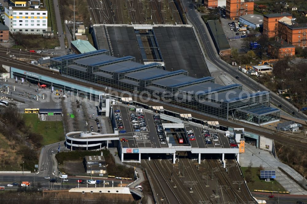 Aerial photograph Berlin - Station building and track systems of the S-Bahn station Berlin Suedkreuz in the district Schoeneberg in Berlin